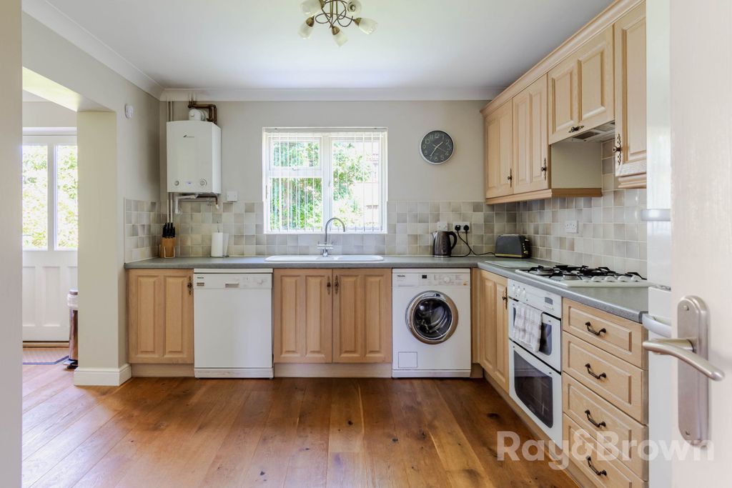 4 bed detached house for saleMallards Reach, Marshfield, Cardiff CF3 photo 4