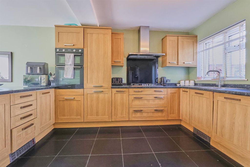Property photo 2 of 22 Tudor Road, Hinckley_6.Jpg
