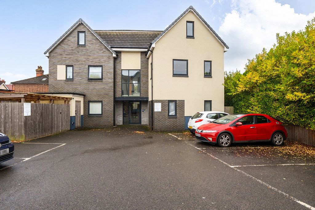 Property photo 2 of 12 1389298-3-693Bf4F...