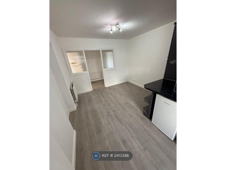 Property photo 2 of 11 Living / Dining Area