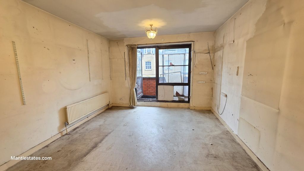 Property photo 3 of 13 Lounge