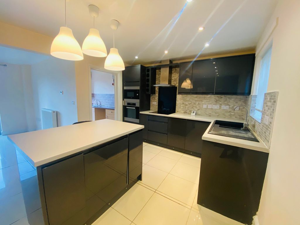 Property photo 2 of 11 Kitchen