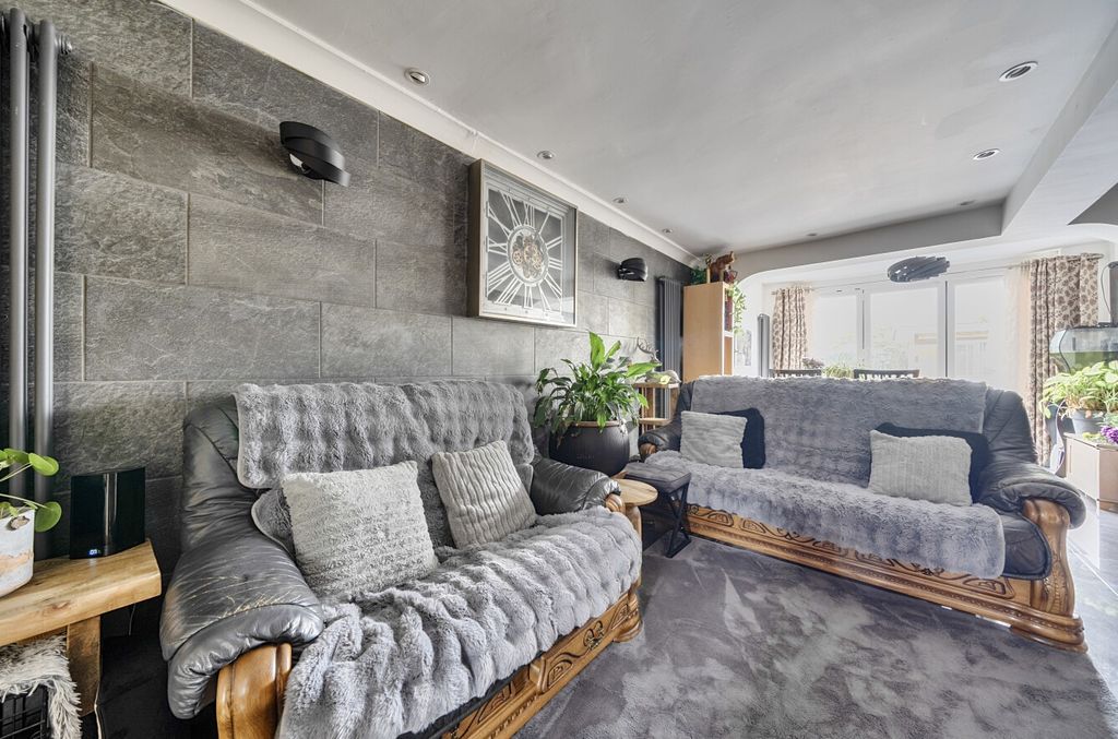 Property photo 2 of 22 4982412