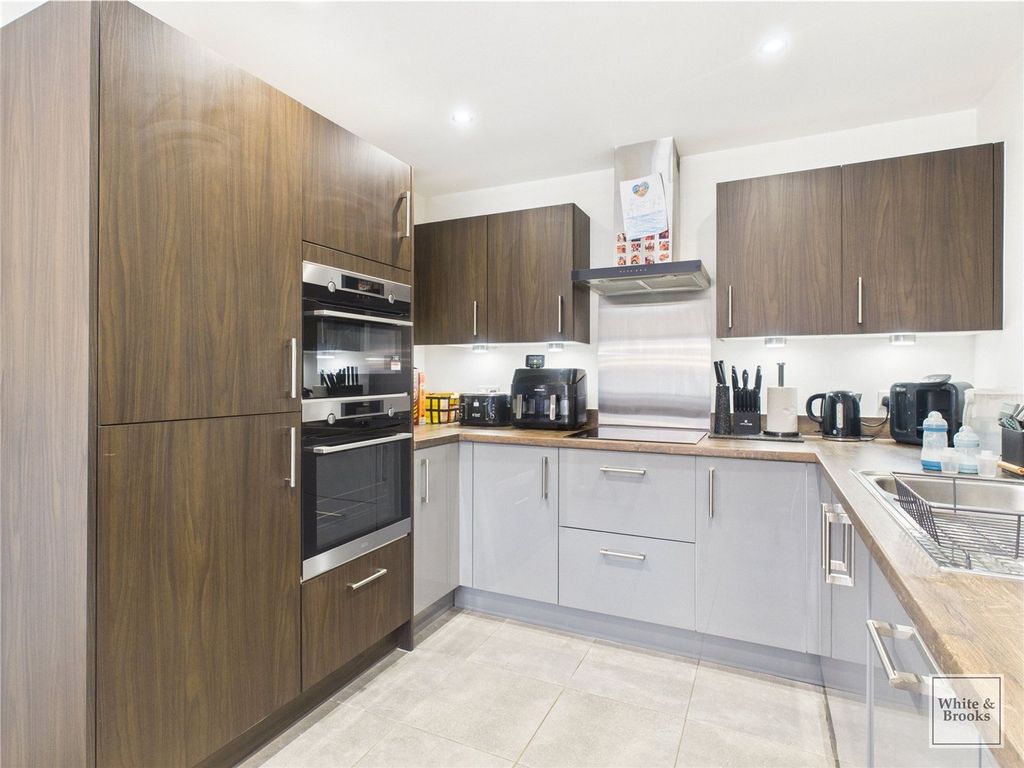 Property photo 3 of 23 Kitchen