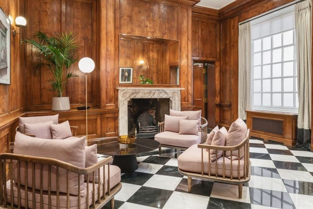 Property photo 1 of 6 Entrance