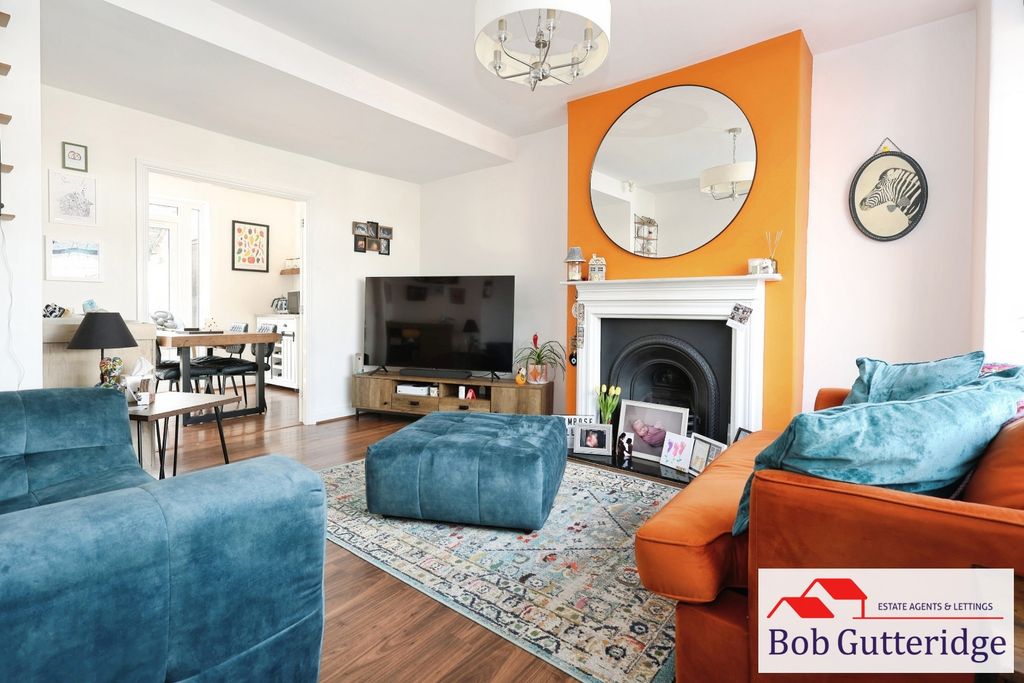 Property photo 2 of 25 Bay Fronted Lounge
