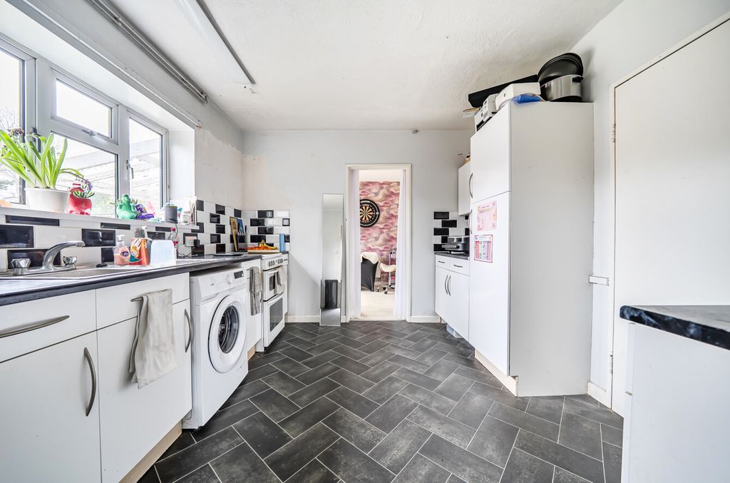 Property photo 3 of 18 Kitchen