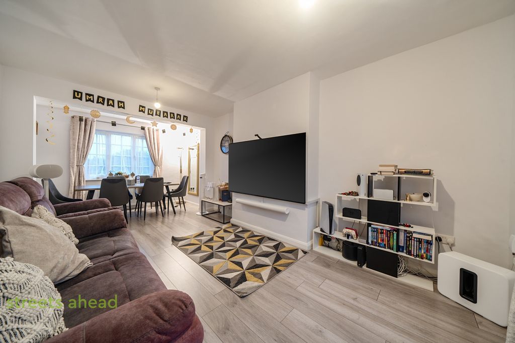 Property photo 2 of 12 d86Ffb11-d14F-496...