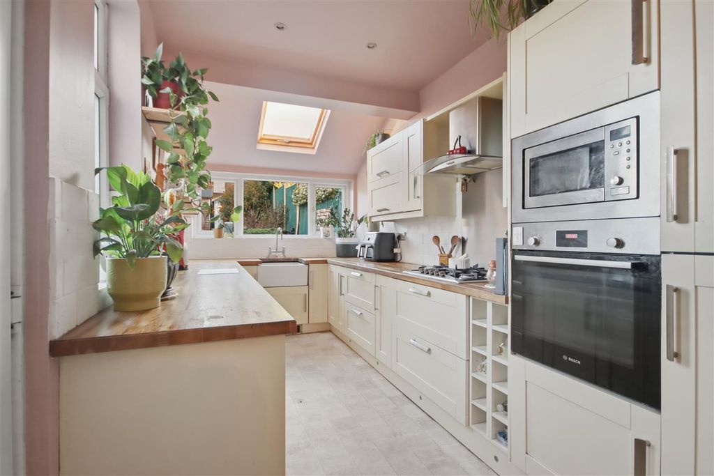 Property photo 3 of 14 Kitchen Area