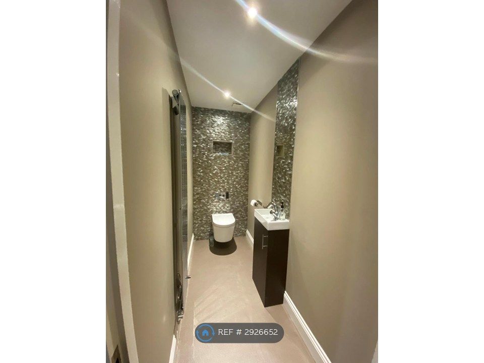 Property photo 3 of 13 Cloakroom