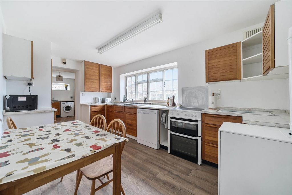 Property photo 3 of 17 Kitchen