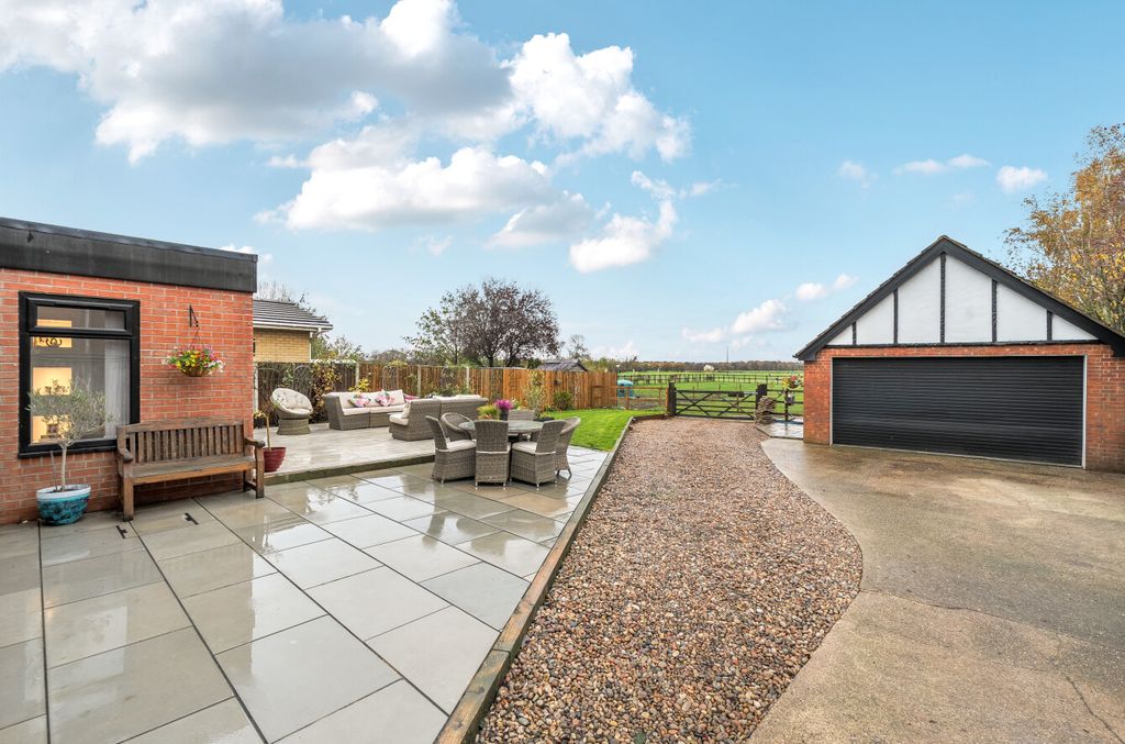 Property photo 2 of 27