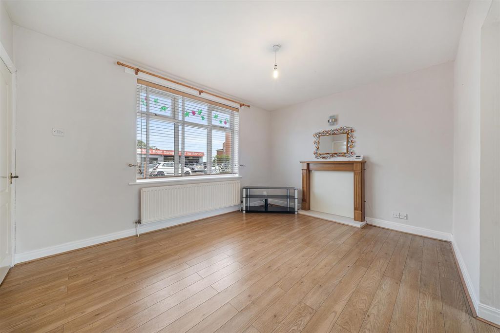 Property photo 2 of 22 11 New Road-28.Jpg