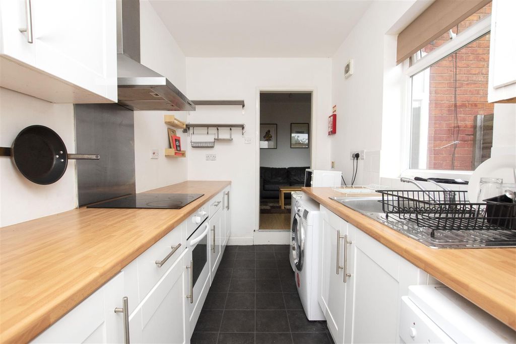 Property photo 2 of 8 Kitchen