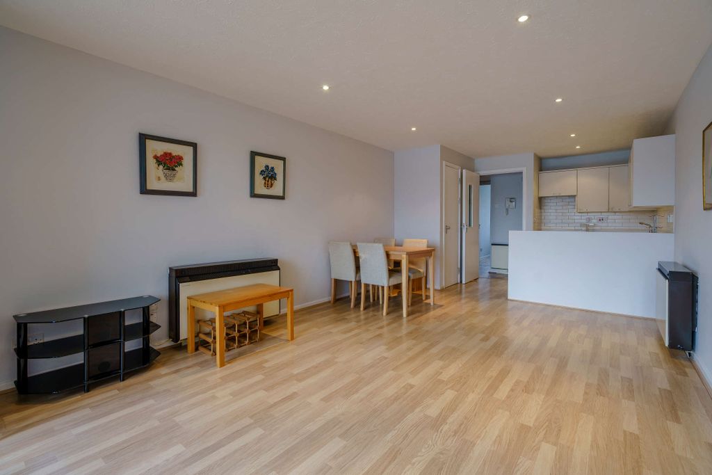 Property photo 3 of 11 8455625-Interior02-800