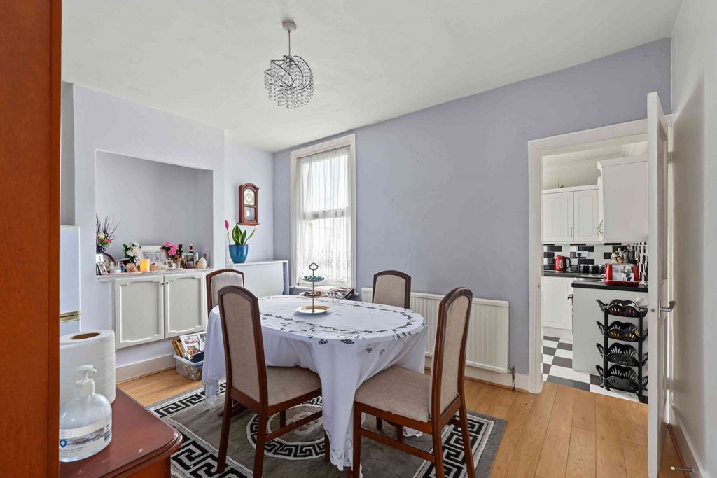 Property photo 1 of 8 2 Bedroom House For Rent