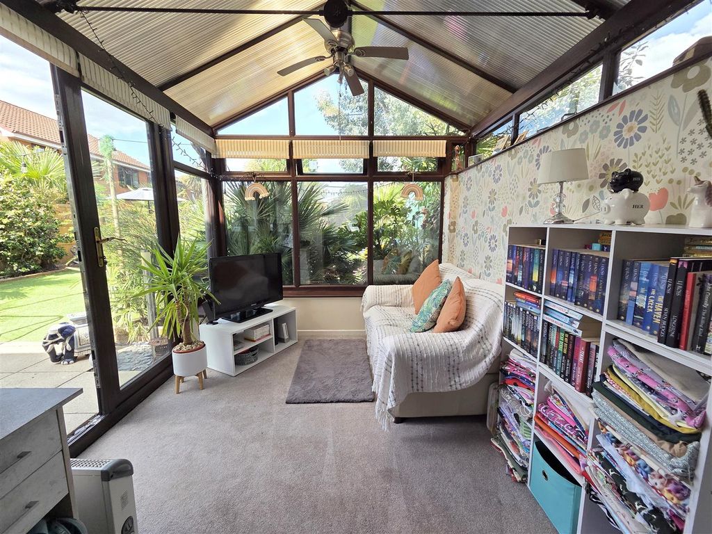 Property photo 3 of 19 Conservatory