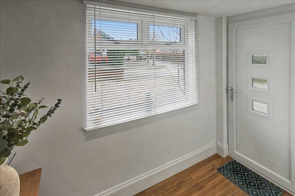 Property photo 2 of 31 Entrance Hall