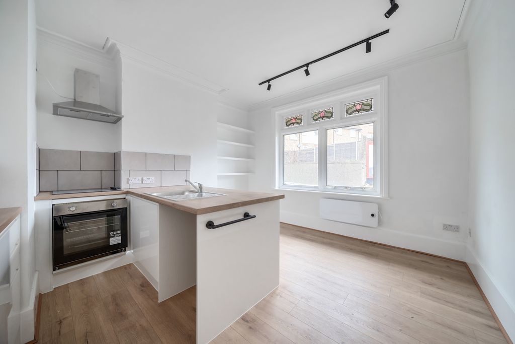 Property photo 2 of 10 Kitchen