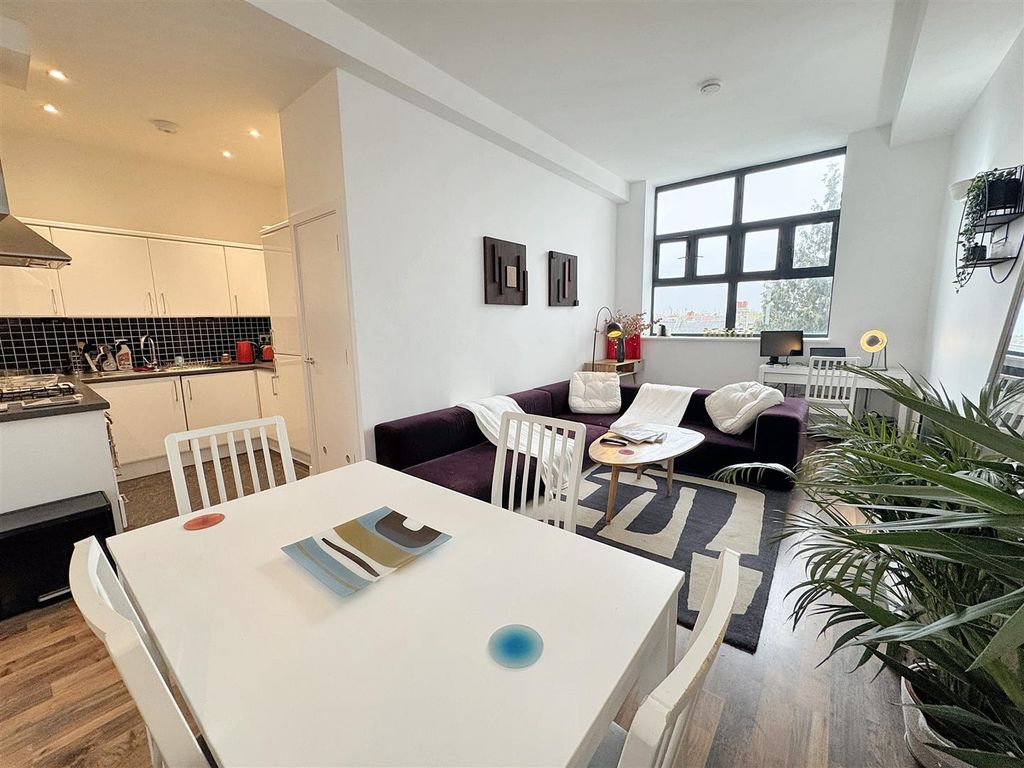 Property photo 2 of 10 Lounge