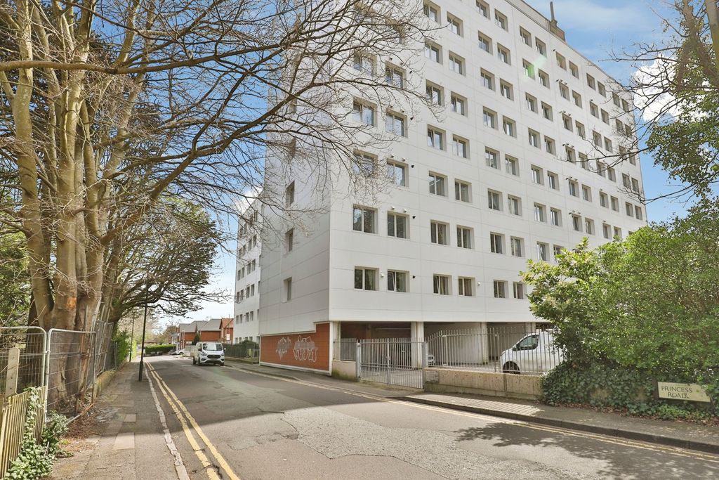 Property photo 1 of 17 Pbox-Img.Jpg