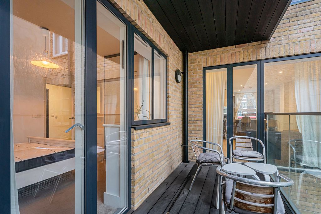 Property photo 3 of 18 Balcony