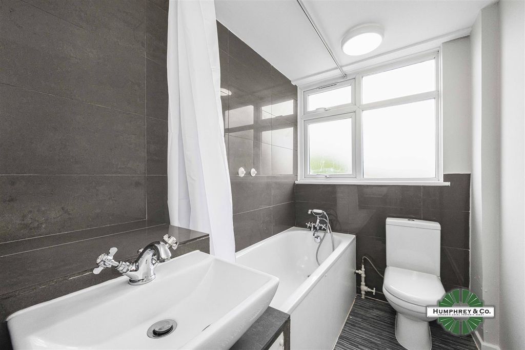Property photo 1 of 5 Tenby Court, Tenby Road -001 (11).Jpg