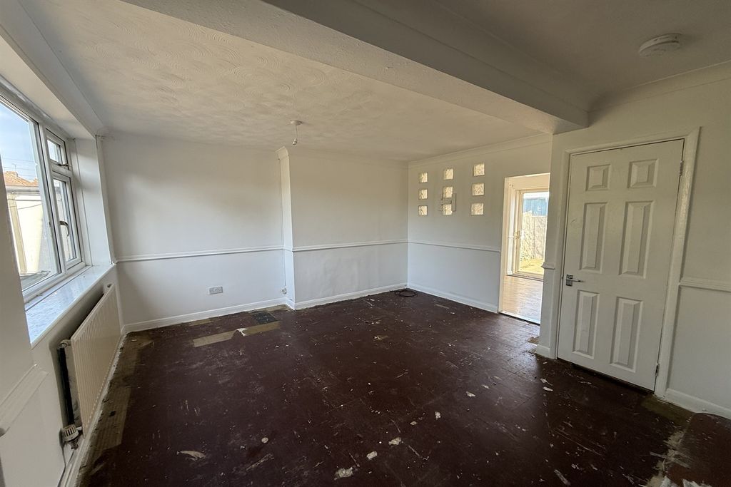 Property photo 2 of 12 Lounge