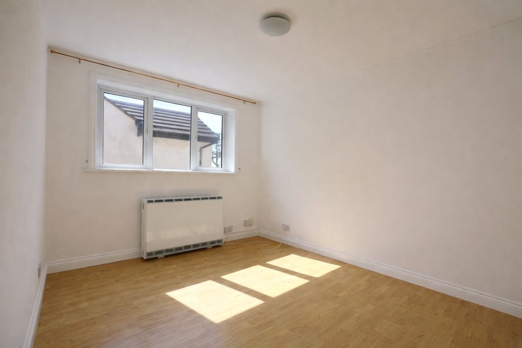 Property photo 2 of 6 Picture No. 11