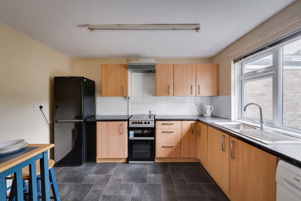 Property photo 2 of 27