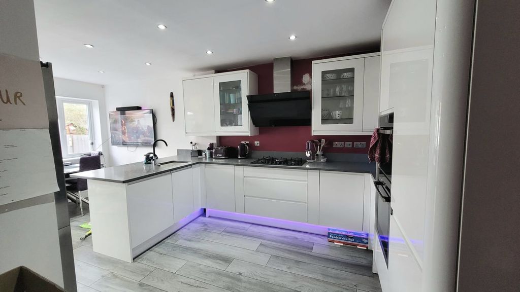 Property photo 2 of 17 Image