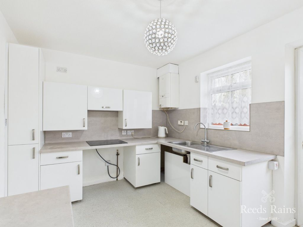 Property photo 3 of 11 Kitchen