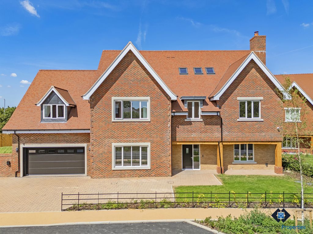 Property photo 1 of 45 5 Bedroom Detached House