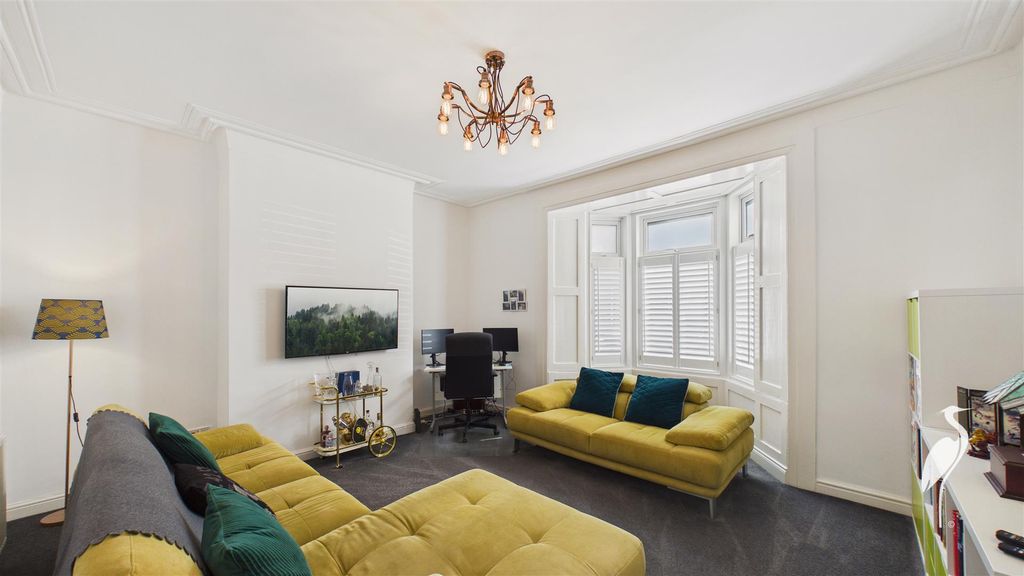 Property photo 2 of 24 Lounge