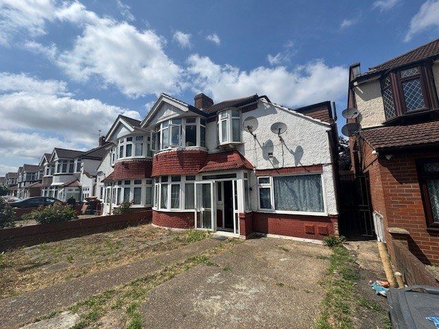 Property photo 1 of 11 Great West Road, Hounslow, Tw5 9Ap