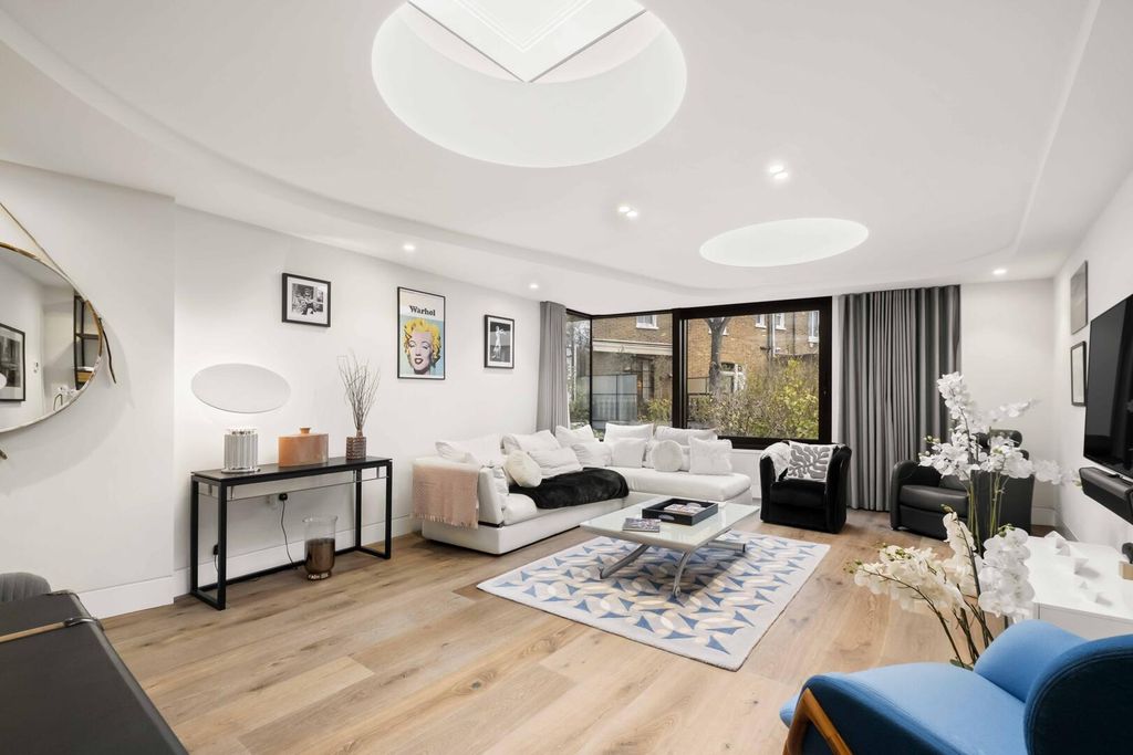 Property photo 2 of 17 Living Room