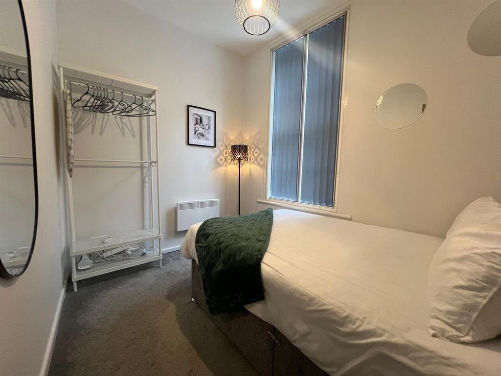 Property photo 3 of 8 Bedroom.Jpg