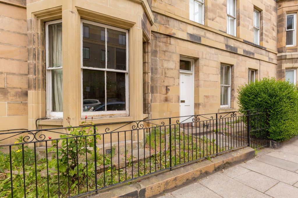 4 bed flat for sale South Side