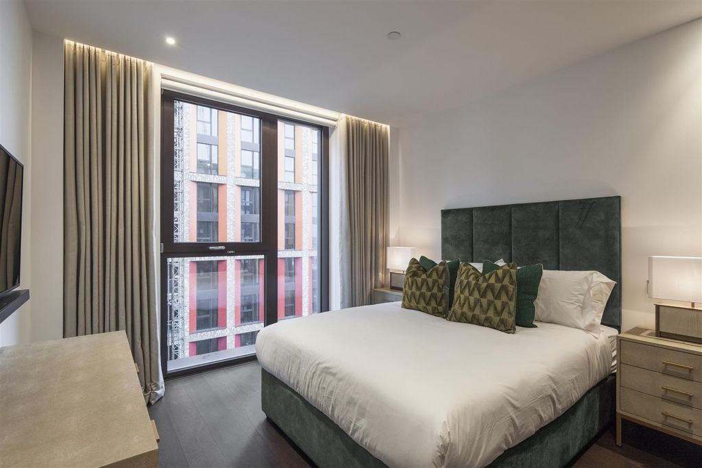 Property photo 3 of 8 31 Thornes House - Bed 1.Jpg