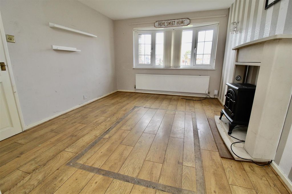 Property photo 3 of 19 Lounge