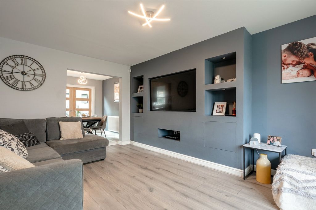 Property photo 3 of 18 Lounge