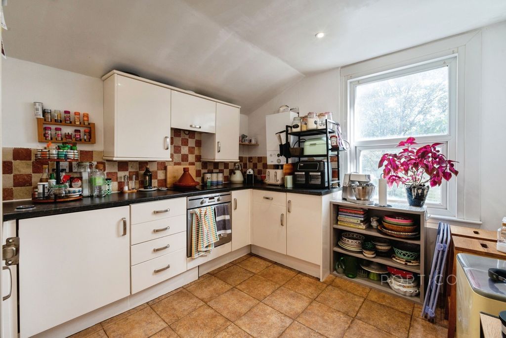 Property photo 3 of 17 Kitchen