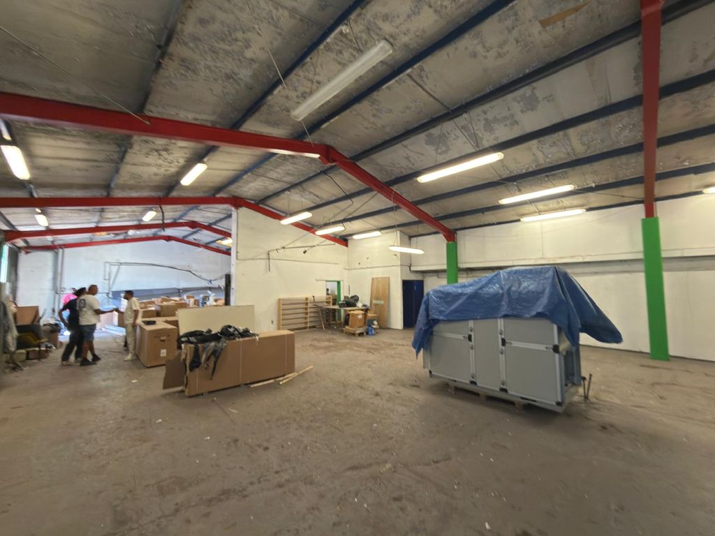 Property photo 1 of 5 Commercial Unit To Let Located At Main High Road Seven King -