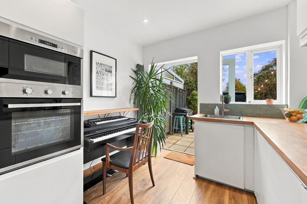 Property photo 3 of 30 Kitchen