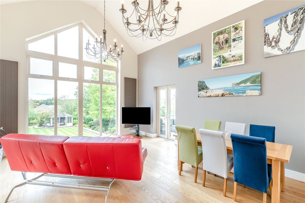 Property photo 3 of 21 Sitting Area