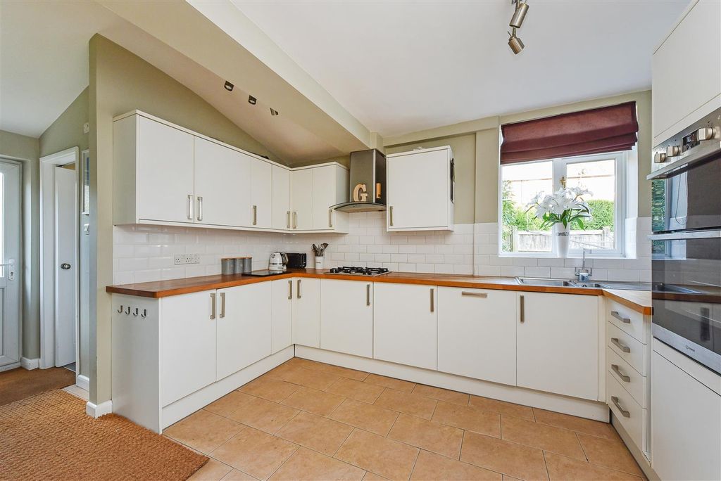 Property photo 3 of 26 Kitchen