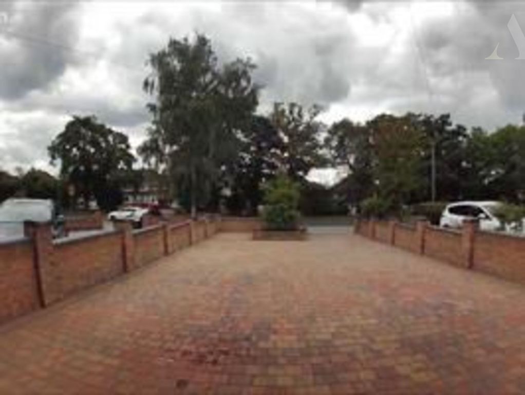 Property photo 2 of 20 79 Green Lane Frontage Driveway