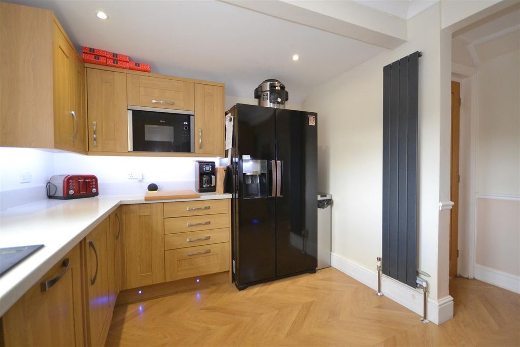 Property photo 3 of 18 Kitchen