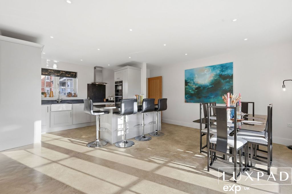 Property photo 3 of 26