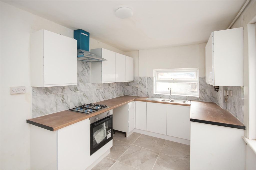Property photo 3 of 11 Kitchen 2.Jpg